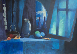 Niebieska martwa natura – obraz akrylowy Małgorzaty Jakieły, 100x70 cm, 2023. Świetna kompozycja z butelkami, dzbankiem i owocami w dominującej błękitnej palecie. Dostępny w ofercie Galerii Wiele Sztuki, malarstwo współczesne.