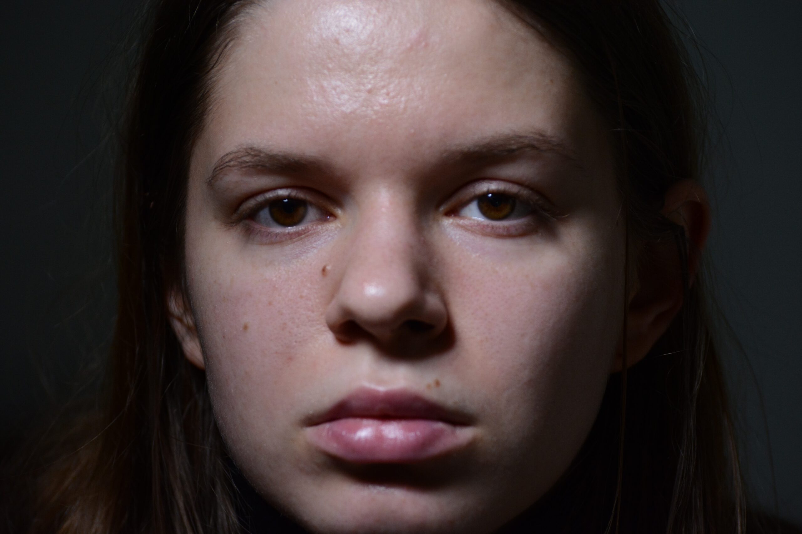 Zdjęcie artystki Juli Matusiak do profilu na stronie sklepu Internetowego prowadzonego przez Galerię Wiele Sztuki.