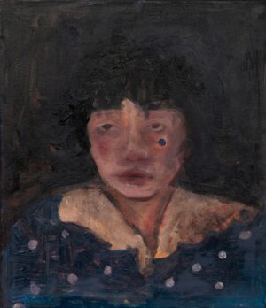 Obraz olejny 'Dziewczyna z łzą' Aleksandry Kozak. Smutny portret kobiety z niebieskim akcentem (łzą) pod okiem, ciemne tło. Ekspresyjne pociągnięcia pędzla, gruba faktura. Dzieło dostępne w internetowej Galeria Wiele Sztuki. Malarstwo współczesne, portret, sztuka na sprzedaż, polski artysta. Format 40x50 cm, olej na płótnie.