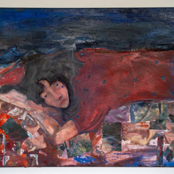 Obraz 'Rozdarta' Aleksandry Kozak, technika mieszana: olej na płótnie i kolaż, 2025 rok. Przedstawia leżącą postać na tle patchworku z podartych obrazów, z niebieską kropką na policzku. Ekspresyjne użycie barw i faktury. Dzieło dostępne w internetowej Galeria Wiele Sztuki. Malarstwo współczesne, sztuka figuratywna, obrazy na sprzedaż, sztuka mixed media, polski artysta.