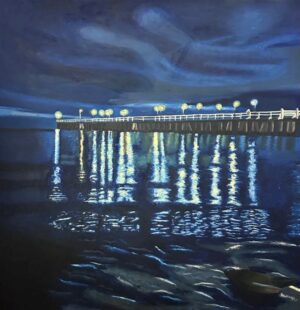 Obraz olejny Julii Matusiak 'Nocne morze', 2022. Pejzaż morski, nokturn, molo, odbicia światła, sztuka współczesna, Galeria Wiele Sztuki. Obrazy z Galerii Wiele Sztuki – idealny wybór dla kolekcjonerów sztuki współczesnej i miłośników unikalnych dekoracji.