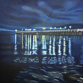 Obraz olejny Julii Matusiak 'Nocne morze', 2022. Pejzaż morski, nokturn, molo, odbicia światła, sztuka współczesna, Galeria Wiele Sztuki. Obrazy z Galerii Wiele Sztuki – idealny wybór dla kolekcjonerów sztuki współczesnej i miłośników unikalnych dekoracji.