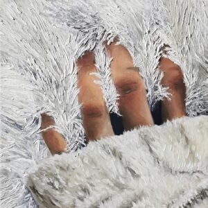 Obraz olejny Klary Kaczyńskiej 'Czucie 3', 30x30 cm, przedstawiający dłoń zanurzoną w białym, puszystym futrze. Sztuka sensoryczna, teksturalna, dostępna w ofercie internetowej Galerii Wiele Sztuki. Idealny dla kolekcjonerów nowoczesnego malarstwa, poszukujących dzieł z silnym. Obrazy na sprzedaż, sztuka on-line.