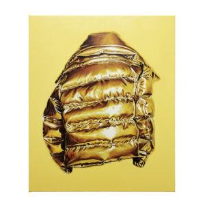 Galeria Wiele Sztuki, Obraz olejny „Złote runo V” (2024) autorstwa Pawła Franciszka Jaskuły. Współczesna martwa natura przedstawiająca złotą kurtkę puchową, ukazana na jednolitym, jasnożółtym tle. Obraz jest hiperrealistyczną, ironiczną interpretacją mitu o Złotym Runie w kontekście kultury konsumpcyjnej. Galeria Wiele Sztuki – sztuka współczesna, najlepsze polskie obrazy.