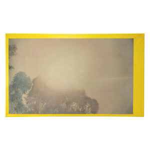 Galeria Wiele Sztuki, obraz olejny „SUN” (2025) autorstwa Pawła Franciszka Jaskuły. Poziomy pejzaż przedstawiający zamgloną scenę z rozmytymi konturami drzew, zalaną jasnym, oślepiającym światłem słonecznym. Galeria on-line, sztuka współczesna, najlepsze polskie obrazy.