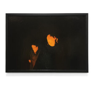 Galeria Wiele Sztuki, obraz olejny „don't look into the fire” (2024) autorstwa Pawła Franciszka Jaskuły. Nastrojowy nokturn (scena nocna) przedstawiający dwie postaci w niemal całkowitej ciemności, pochyloną nad niewidocznym źródłem światła. Galeria on-line, sztuka współczesna.