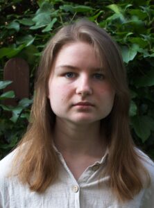 Zdjęcie artystki Małgorzaty Jakieła do profilu na stronie sklepu Internetowego prowadzonego przez Galerię Wiele Sztuki.