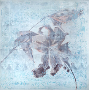 Katarzyna Piriankov, „Kwiaty III” z cyklu Timeless, 2023 – obraz olejny na płótnie. Delikatna, abstrakcyjna martwa natura przedstawiająca kwiaty i liście na jasnym, błękitnym tle z koronkowym wzorem. Eteryczne i nostalgiczne malarstwo współczesne dostępne w ofercie internetowej galerii sztuki Galeria Wiele Sztuki.