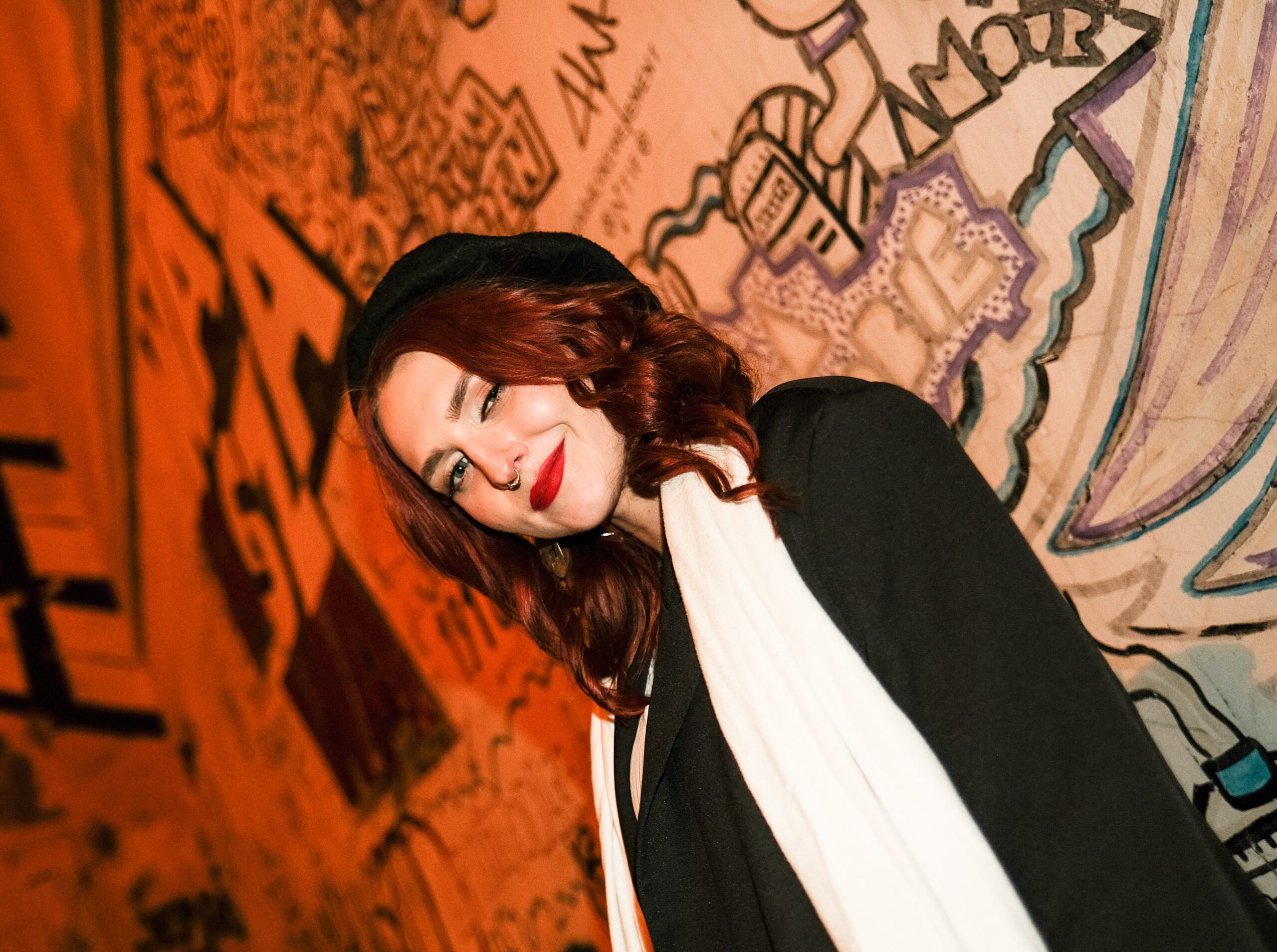 Galeria Wiele Sztuki, zdjęcie artystki wizualnej Klary Kaczyńskiej do profilu na stronie sklepu Internetowego prowadzonego przez Galerię Wiele Sztuki