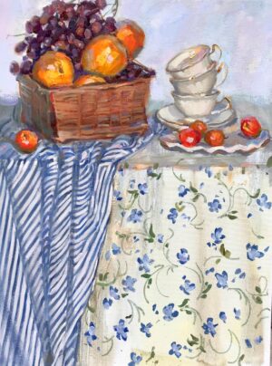Galeria Wiele Sztuki, Obraz olejny „Żółte owoce” (2025) autorstwa Eleanory Bubashkiny. Impresjonistyczna martwa natura przedstawiająca stół, na którym znajduje się wiklinowy kosz z pomarańczami i winogronami, białe filiżanki oraz jabłka. Stół nakryty jest dwoma wzorzystymi obrusami: w biało-niebieskie pasy i w niebieskie kwiaty. Sztuka współczesna, Galeria on-line, najlepsze polskie obrazy.