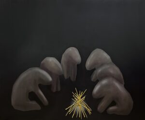 Galeria Wiele Sztuki, Obraz olejny „Krąg” (2025) autorstwa Katarzyny Knychały. W mrocznej, czarnej przestrzeni grupa stylizowanych, szarych, bezkształtnych postaci siedzi w kręgu wokół małego, jasno świecącego stosu żółtych patyków. Kompozycja jest minimalistyczna i symboliczna. Galeria Wiele Sztuki – sztuka współczesna. Sztuka współczesna, Galeria on-line.