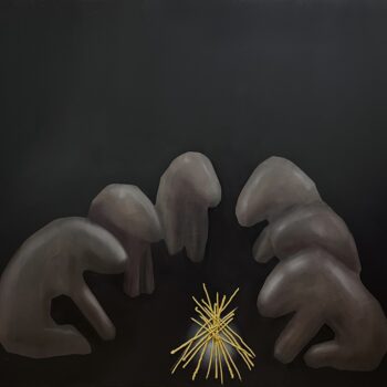 Galeria Wiele Sztuki, Obraz olejny „Krąg” (2025) autorstwa Katarzyny Knychały. W mrocznej, czarnej przestrzeni grupa stylizowanych, szarych, bezkształtnych postaci siedzi w kręgu wokół małego, jasno świecącego stosu żółtych patyków. Kompozycja jest minimalistyczna i symboliczna. Galeria Wiele Sztuki – sztuka współczesna. Sztuka współczesna, Galeria on-line.