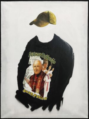 Galeria Wiele Sztuki, Obraz „Kanye” (2024) autorstwa Pawła Jaskuły, wykonany w technice mieszanej. Dzieło przedstawia pozbawioną twarzy postać w złotawej czapce z daszkiem, ubraną w czarny T-shirt. Na koszulce znajduje się realistyczny, kolorowy nadruk z wizerunkiem Papieża Jana Pawła II. Obraz jest komentarzem na temat religii, popkultury i konsumpcjonizmu. Sztuka współczesna, Galeria on-line, najlepsze polskie obrazy.