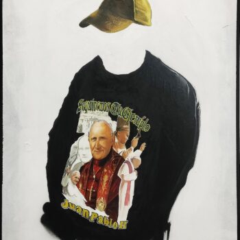 Galeria Wiele Sztuki, Obraz „Kanye” (2024) autorstwa Pawła Jaskuły, wykonany w technice mieszanej. Dzieło przedstawia pozbawioną twarzy postać w złotawej czapce z daszkiem, ubraną w czarny T-shirt. Na koszulce znajduje się realistyczny, kolorowy nadruk z wizerunkiem Papieża Jana Pawła II. Obraz jest komentarzem na temat religii, popkultury i konsumpcjonizmu. Sztuka współczesna, Galeria on-line, najlepsze polskie obrazy.