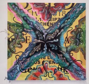 Galeria Wiele Sztuki, Obraz „Narodziny wolnego narodu Ukraińskiego” Ziemowita Fincka, namalowany na żółtym banerze z recyklingu. Dzieło przedstawia dużą, abstrakcyjną formę w kształcie litery X, wypełnioną organicznymi, wielobarwnymi kształtami w odcieniach błękitu, zieleni, różu i czerwieni. W tle prześwitują czarne napisy z oryginalnego banera. Galeria Wiele Sztuki – sztuka współczesna.