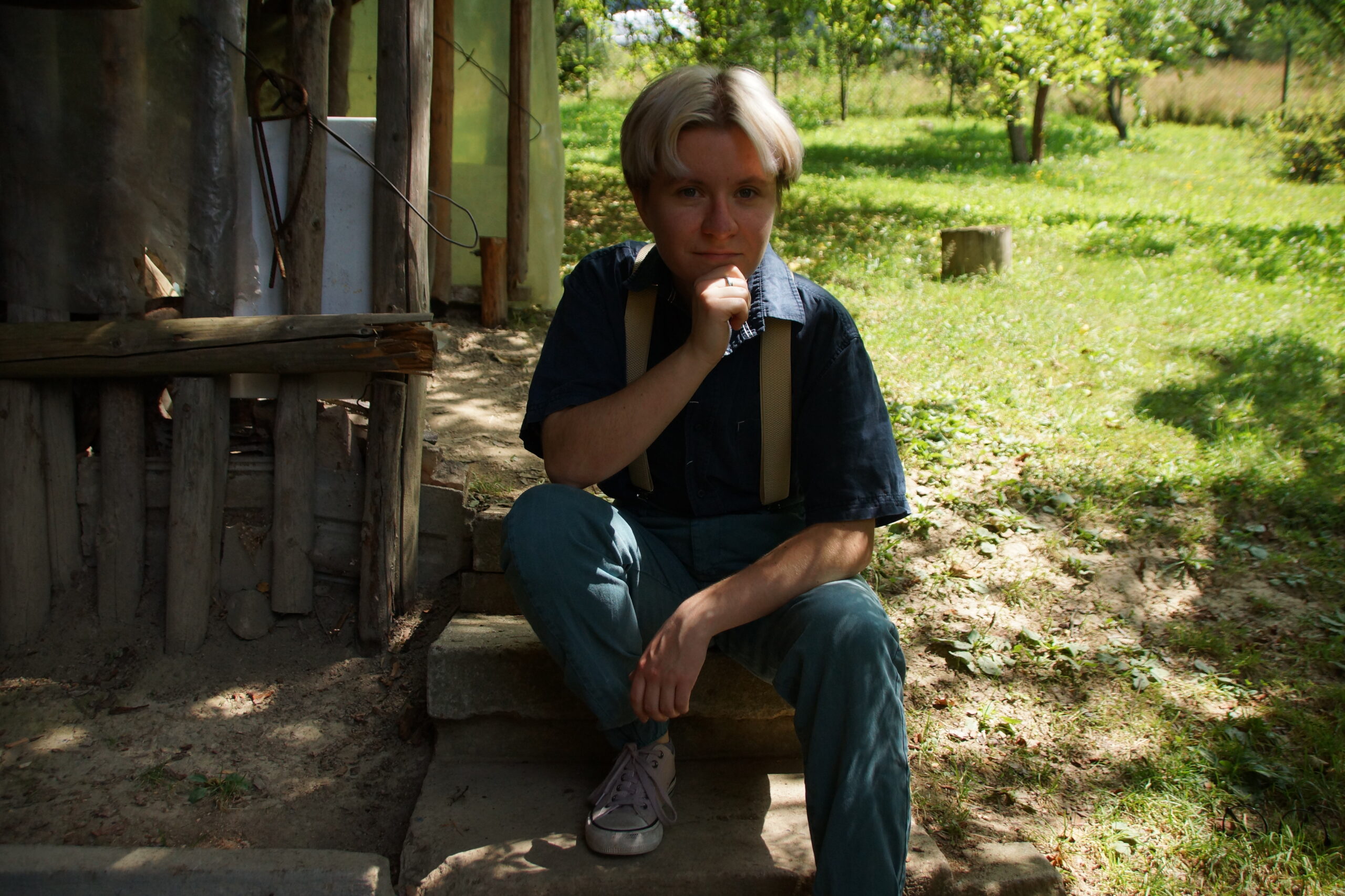 Zdjęcie malarki Oliwki Strzopy do profilu artystki w Galerii Wiele Sztuki.