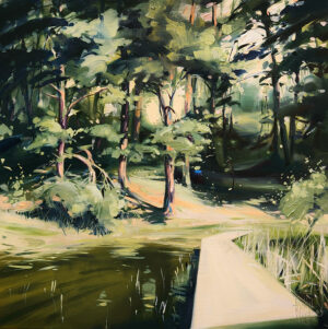 Obraz olejny „Trzymam dla Ciebie pomost” (2025) autorstwa Kariny Jaźwińskiej, dostępny w Galerii Wiele Sztuki. Nastrojowy pejzaż przedstawia drewniany pomost nad jeziorem i ścieżkę w głąb słonecznego lasu – to polskie malarstwo współczesne na sprzedaż.