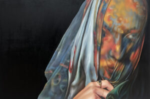 Obraz w technice mieszanej „Bez tytułu” (2025) autorstwa Oliwii Choroś, dostępny w Galerii Wiele Sztuki. Tajemniczy portret kobiety z twarzą przysłoniętą welonem – to wyjątkowe dzieło polskiego malarstwa współczesnego na sprzedaż, idealne dla kolekcjonerów.