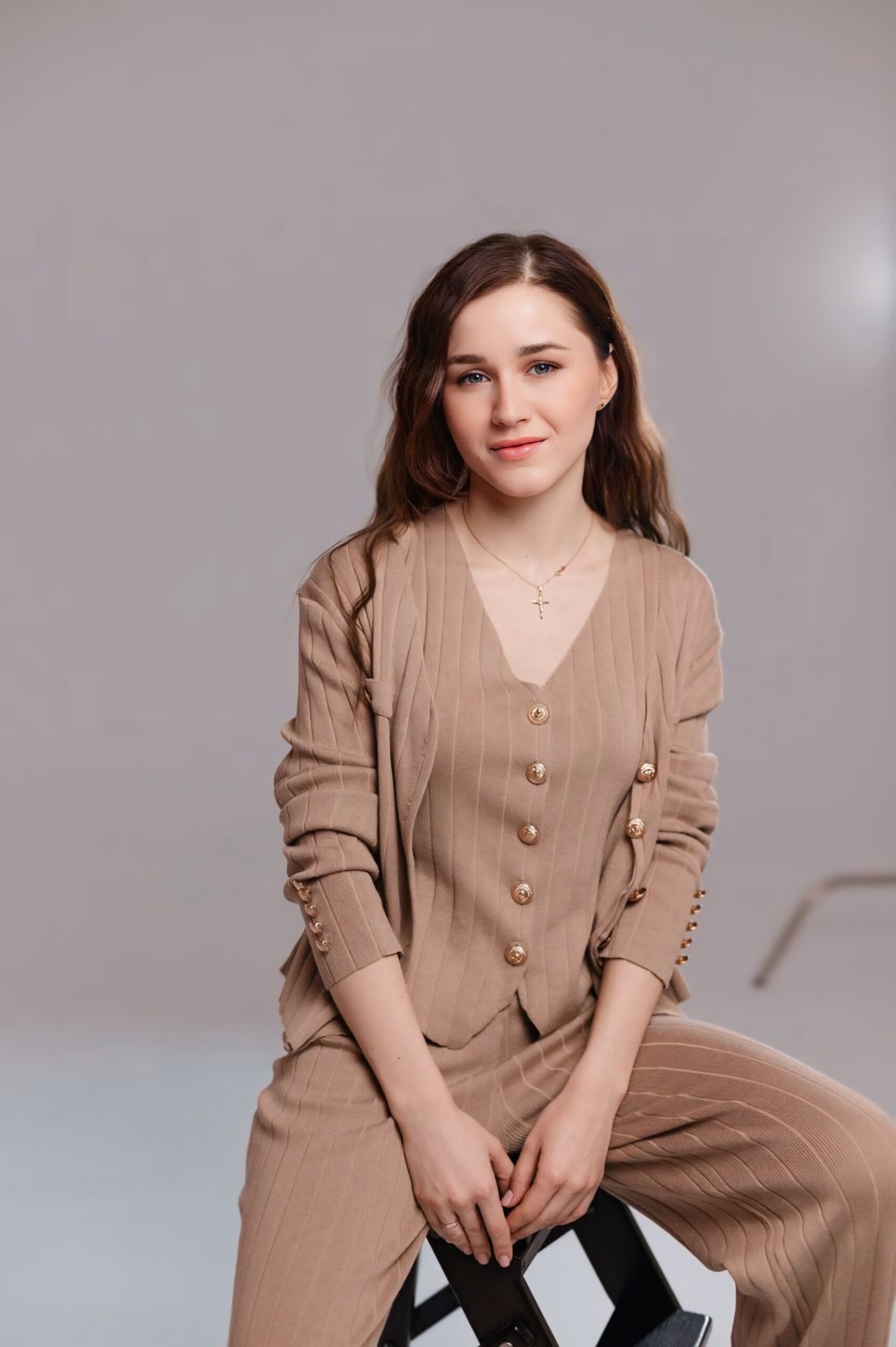 Zdjęcie artystki wizualnej Yelyzavety Vysokopoiasnej do profilu na stronie sklepu Internetowego prowadzonego przez Galerię Wiele Sztuki.