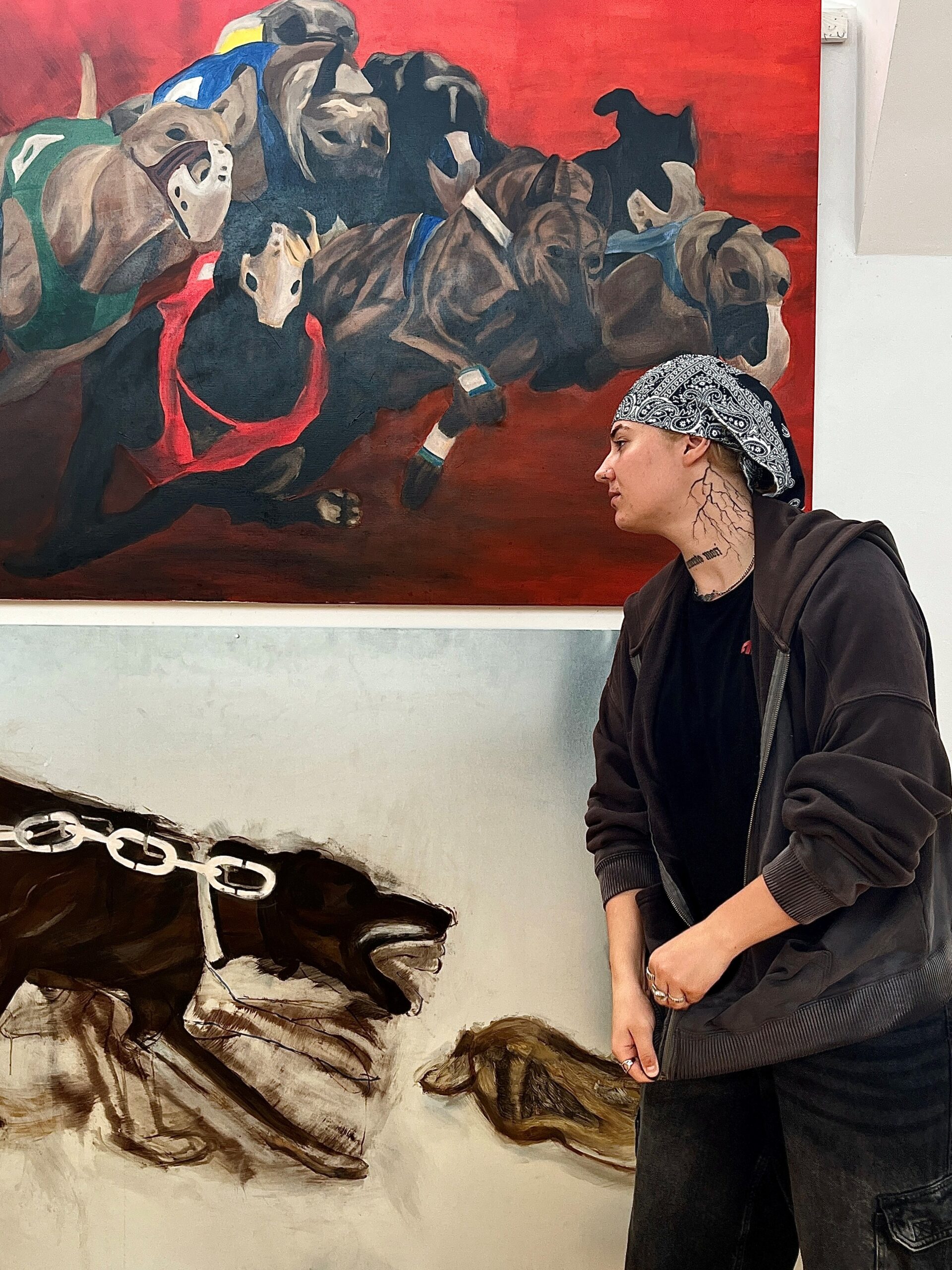 Zdjęcie artystki wizualnej Nikoli Woźniak do profilu na stronie sklepu Internetowego prowadzonego przez Galerię Wiele Sztuki.