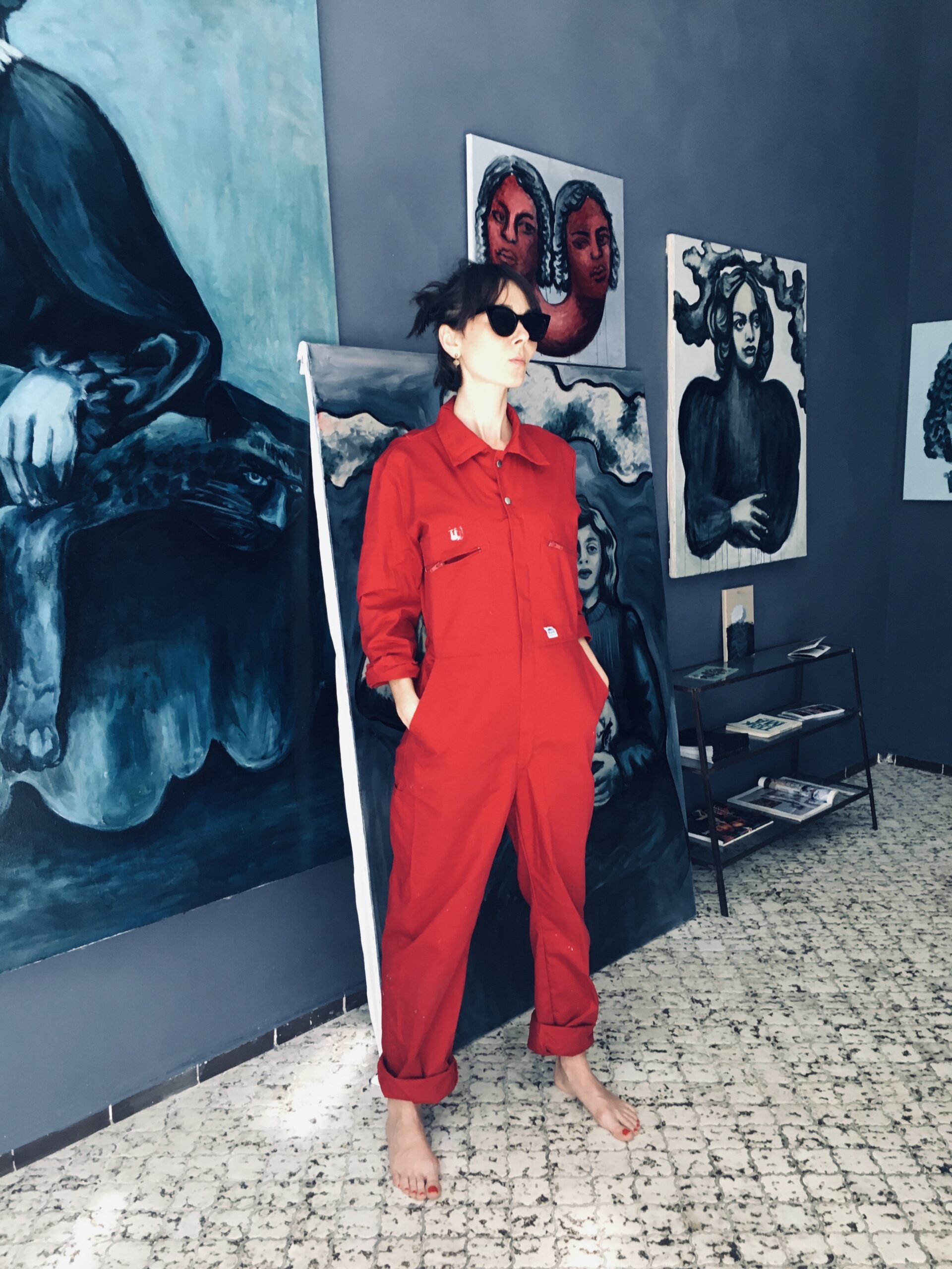 Zdjęcie artystki wizualnej Joanny Rusinek do profilu na stronie sklepu Internetowego prowadzonego przez Galerię Wiele Sztuki.