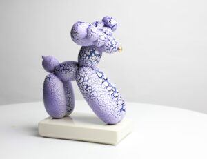 Nowoczesna rzeźba ceramiczna 'Air Moose' Mariusza Dydo, fioletowo-biała figura łosia inspirowana rzeźbami Jeffa Koonsa, polski design, Galeria Wiele Sztuki.