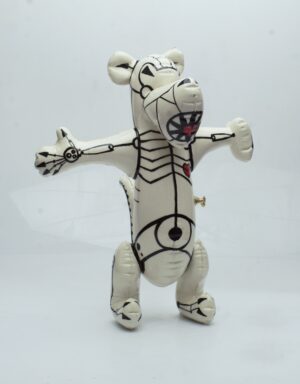 Nowoczesna rzeźba ceramiczna 'Zombie Tiger' Mariusza Dydo, biała figura tygrysa-balonika z czarnym rysunkiem szkieletu, pop-art, Galeria Wiele Sztuki.