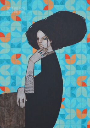 Oryginalny obraz akrylowy 'Ważka II' Michała Wareckiego, portret kobiety tatuażem na przedramieniu, turkusowym pierścieniem i włosami ułożonymi w duży kok. Malarstwo figuratywne, Galeria Wiele Sztuki.