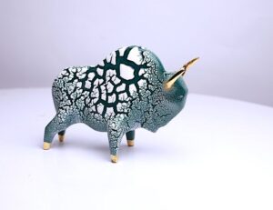Rzeźba ceramiczna 'Żubr L model Green Snake' Mariusza Dydo, nowoczesna figurka żubra w zielone geometryczne wzory, polski design, Galeria Wiele Sztuki.