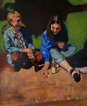 Obraz Bartosza Kościołka „Karty”, nowoczesne malarstwo figuralne, dwie młode osoby siedzące na ziemi i grające w karty, silny kontrast światła i głębokiego cienia, olej na płótnie, Galeria Wiele Sztuki.