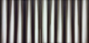 Obraz Jakuba Łącznego „Blacha 1”, współczesna abstrakcja, pionowe lśniące pasy w tonacji bieli, beżu i brązu, efekt dyfuzji światła i metalicznego połysku, akryl na płótnie, z oferty Galerii Wiele Sztuki.