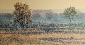 Obraz Jacka Malinowskiego „Paesaggio X”, współczesne malarstwo pejzażowe, rozległa dolina z drzewami o poranku, mgliste tło w odcieniach ugru i beżu, precyzyjne studium traw na pierwszym planie, akryl na płótnie, Galeria Wiele Sztuki.