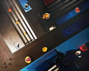 Obraz Juli Marchlewskiej „Martwa natura z błękitną filiżanką”, współczesna kompozycja realistyczno-geometryczna, widok z lotu ptaka na owoce, filiżanki i naczynia rozmieszczone na pasmowych płaszczyznach błękitu, brązu i szarości, olej na płótnie, Galeria Wiele Sztuki.