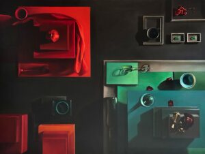 Obraz Julia Marchlewska Martwa natura z granatem, współczesna kompozycja realistyczna, czerwony owoc granatu na kwadratowych podestach z tkaniną, geometryczne pola zieleni i błękitu z naczyniami, olej na płótnie, Galeria Wiele Sztuki.