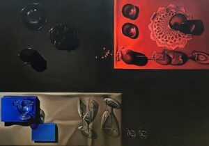 Obraz Julii Marchlewskiej „Martwa natura z koronkową serwetką”, współczesne malarstwo realistyczne, kompozycja z filiżankami, kieliszkami i serwetą na czarnym tle z czerwonymi i niebieskimi akcentami, olej na płótnie, Galeria Wiele Sztuki.