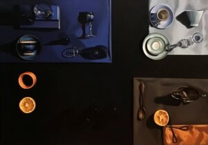 Obraz Julii Marchlewskiej „Martwa natura z pomarańczami”, współczesne malarstwo realistyczne, kompozycja z naczyniami, kieliszkami i przekrojonymi pomarańczami na ciemnym tle z niebieskimi i szarymi płaszczyznami, olej na płótnie, Galeria Wiele Sztuki.