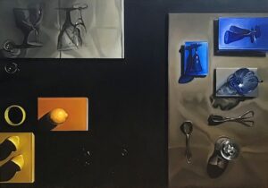 Obraz Julii Marchlewskiej „Martwa natura ze szklaną kulą”, współczesne malarstwo realistyczne. Kompozycja utrzymana w duchu nowoczesnego realizmu zestawia prozaiczne przedmioty z geometrycznym podziałem płaszczyzn. Mistrzowska technika olejna i głęboka paleta barwna, Galeria Wiele Sztuki.