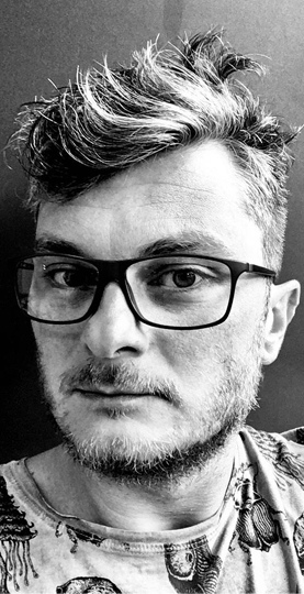 Zdjęcie malarza Jakuba Łącznego do biogramu artysty w internetowej galerii sztuki Galeria Wiele Sztuki. 