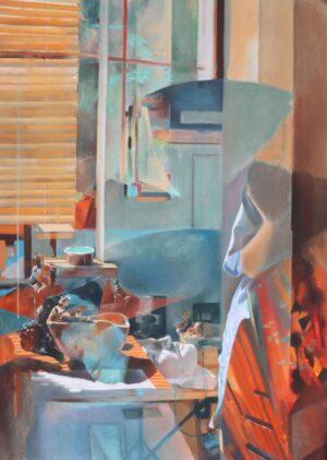 Obraz Oliwki Strzopy „Kompozycja z gipsową głową (błękit)”, współczesne malarstwo figuralne, pastel na papierze, martwa natura we wnętrzu z gipsowym odlewem głowy, misą i żaluzjami, nakła-dające się płaszczyzny błękitu i oranżu, Galeria Wiele Sztuki.