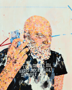 Galeria Wiele Sztuki prezentuje obraz akrylowy Anieli Kucińskiej „Kiedykolwiek, nawet jutro” (2026). Współczesny Portret starszego mężczyzny z brodą, wykonany techniką pointylizmu (nawarstwiania kolorowych kropel farby). Na obrazie widoczne są odręczne napisy: „Tato naucz mi kiedyś „kocham cię” zamiast” oraz „Skoro tracisz słuch, będę dzwonić do ciebie najgłośniejszą syreną, żebyś zawsze odebrał i ze mną porozmawiał”.