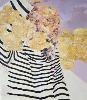 Galeria Wiele Sztuki przedstawia obraz akrylowy Anieli Kucińskiej „Zamki z piasku – zanim się urodziłam” (2023). Portret mężczyzny z profilu w koszulce w czarno-białe, poziome pasy. Tło w odcieniu przygaszonego fioletu.