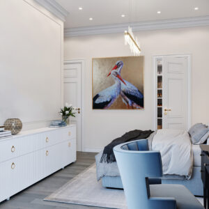 Wizualizacja we wnętrzu realistycznego obrazu akrylowego Khrystyny Hladkiej „Bociania czułość” (2023). Kwadratowe płótno (100x100 cm) przedstawiające dwa bociany w czułym uścisku na tle imitującym stare złoto (szlagmetal). Oferta Galerii Wiele Sztuki.