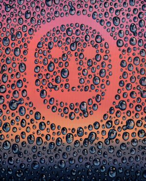 Galeria Wiele Sztuki prezentuje obraz Zbigniewa Olszyny „Don’t worry, be happy (Woda, z serii Żywioły) z 2022 r. Kompozycja przedstawia setki błękitnych kropel wody ułożonych w kształt uśmiechniętej twarzy (smiley) na tle różowo-pomarańczowego gradientu. Styl oniryczny, precyzyjny detal.