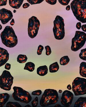 Galeria Wiele Sztuki prezentuje obraz Zbigniewa Olszyny „Gorący uśmiech zwęglonych dni (Ogień)”, 2022. Kompozycja przedstawia zwęglone, czarne bryły z żarzącym się wnętrzem, ułożone w kształt uśmiechniętej twarzy na tle fioletowo-żółtego nieba. Styl oniryczny, silne kontrasty.