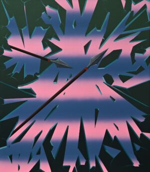 Galeria Wiele Sztuki prezentuje obraz Zbigniewa Olszyny „Strzały”, 2021. Dwie czarne strzały lub włócznie przebijają ciemnozieloną płaszczyznę, odsłaniając pod nią gradientowe tło w pasy różu i błękitu. Widoczne ostre, geometryczne pęknięcia rozchodzące się promieniście.