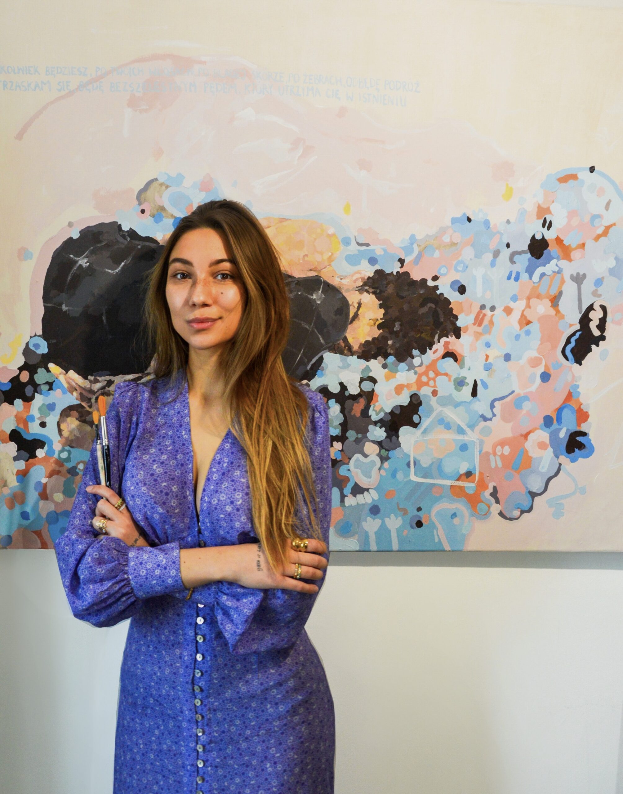 Galeria Wiele Sztuki, Aniela Kucińska na tle swojego obrazu