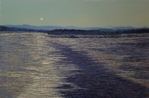 Galeria Wiele Sztuki, obraz Jacka Malinowskiego „Paesaggio XI”. Horyzontalna kompozycja (120x80 cm) ukazuje rozległy pejzaż z silnie zaakcentowaną strukturą pierwszego planu, przypominającą migotliwą taflę lodu lub zaśnieżone pole. Nad niską linią wzgórz w tle unosi się małe, chłodne słońce, a całość utrzymana jest w zimnej tonacji fioletów i błękitów.