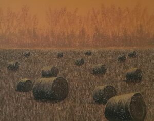 Galeria Wiele Sztuki prezentuje obraz akrylowy Jacka Malinowskiego „Prima neve” / „Pierwszy śnieg”. Jesienno-zimowy pejzaż z ciemnymi balotami siana rozrzuconymi na ściernisku pod pomarańczowym niebem. Widoczne jest gęste prószenie białego śniegu, które nadaje pracy oniryczny charakter. W tle zarysowuje się delikatny pas drzew, a całość operuje silnym kontrastem między ciepłą barwą nieba a surowością pola.