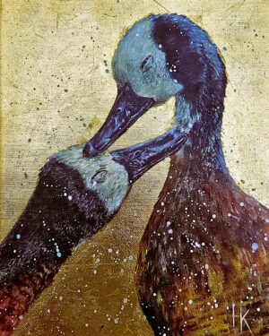 Galeria Wiele Sztuki prezentuje obraz akrylowy Khrystyny Hladki „Birds’ love” (24x30 cm) z 2023 roku. Portret dwóch ptaków w czułym geście.