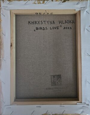 Zdjęcie odwrocia obrazu akrylowego Khrystyny Hladki „Birds’ love” (24x30 cm) z 2023 roku. Widoczny ręczny napis: „Khrystyna Hladka „Birds love” 2023r.” oraz pieczęć z sygnaturą artystki. Obraz przedstawia portret dwóch ptaków w czułym geście, namalowany akrylem na tle błyszczącego, złotego szlagmetalu.